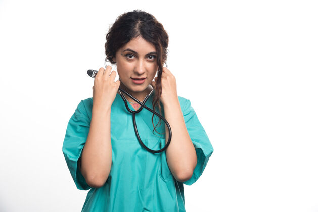 女性女医生在白色背景上使用听诊器高质量的照片年轻制服保健