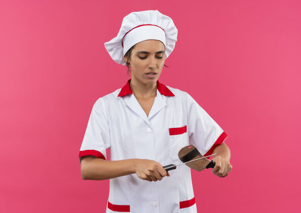 厨师年轻的女厨师穿着厨师制服锋利的刀与切肉刀与复制空间佩带菜刀女