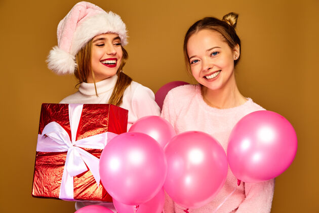 最好圣诞节带着大礼盒和粉色气球的模特们圣诞老人圣诞老人友谊