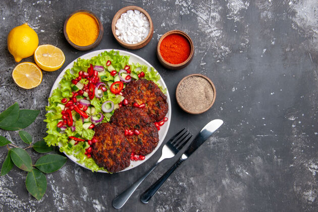 盘子顶视图美味的肉排与沙拉和调味品上的灰色背景照片美食餐肉美味食物