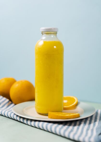 天然美味的果汁瓶和橙子果汁有机新鲜