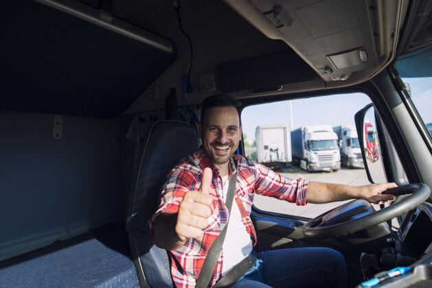 卡车司机专业卡车司机在卡车驾驶室竖起大拇指的画像货代男性工作