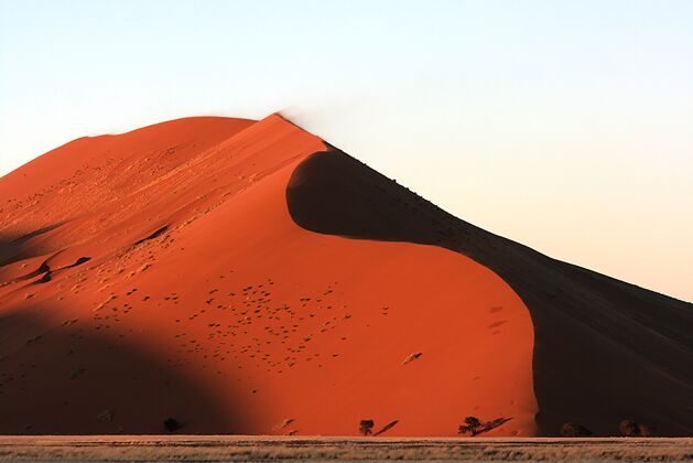 太阳在纳米比亚阳光下拍摄索苏斯夫雷沙漠沙丘的惊险镜头纳米比亚干旱惊人