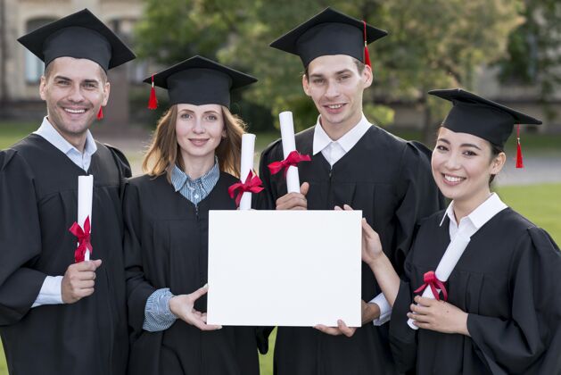 大学毕业生们自豪地拿着一张模拟文凭上升青年积极