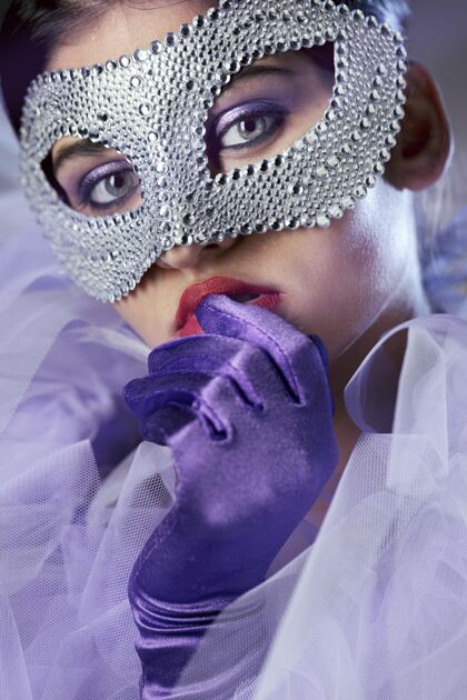 神秘戴着狂欢节面具的神秘女人面具神秘艺术