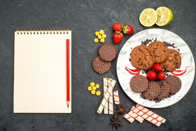 甜点顶视图美味巧克力饼干茶在黑暗的桌子茶甜甜饼干糖饼干顶部水果