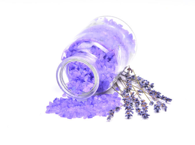 芳香疗法薰衣草和盐玻璃紫罗兰盐