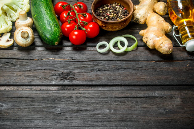 番茄有机食品新鲜蔬菜和香料放在乡村的桌子上天平蘑菇超级食品