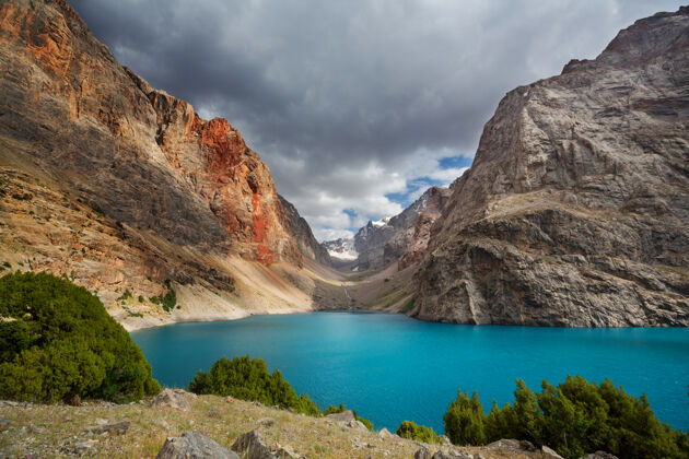 倒影美丽宁静的湖泊在芬斯山脉（帕米尔的分支）在塔吉克斯坦风景自然全景