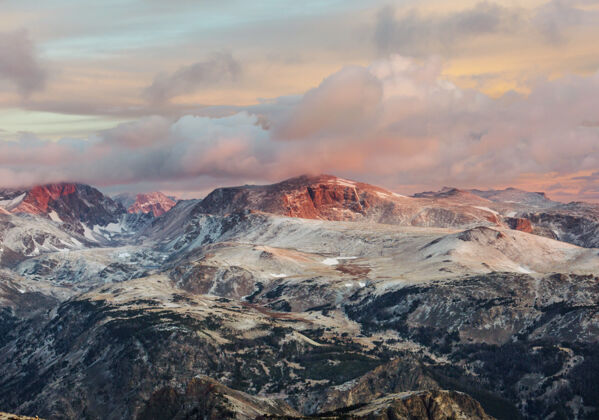 日落beartoothpass的美丽风景美国怀俄明州肖肖恩国家森林日出景色冰川野生高山
