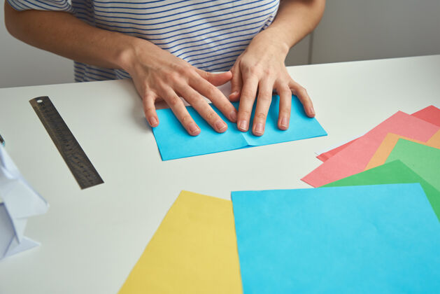 过程折纸课女人用彩纸做折纸复活节兔子diy概念工艺手工制作房子