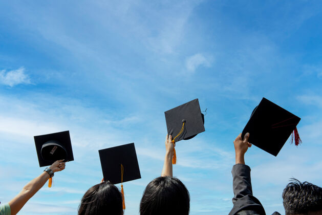 快乐毕业生们把毕业帽抛向天空仪式知识学校