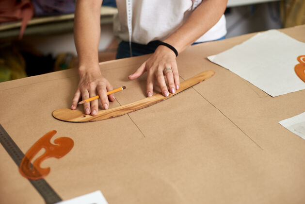 形状女设计师手在纸板上画线材料设计师造型师
