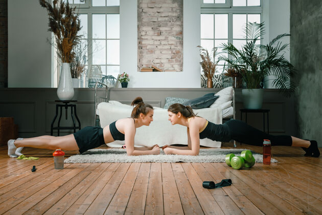 健身房年轻女子在家里喜欢运动地板健身健康