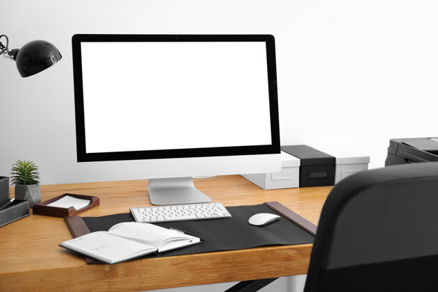 漂亮舒适的工作环境 办公桌上有电脑显示器房间商务空白屏幕