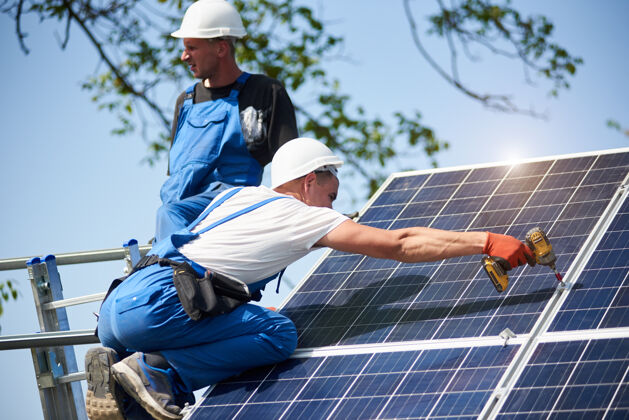 安装独立太阳能电池板系统安装 可再生绿色能源人生态技术人员
