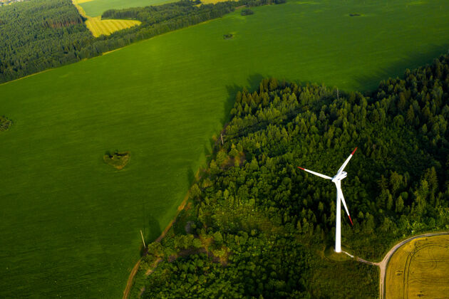 风森林和田野背景上的风车效率明确电力