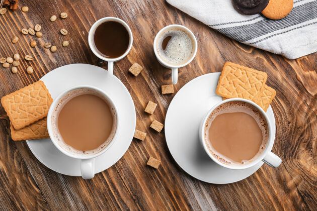 类型木桌上放着咖啡和饼干马克杯食物杯子
