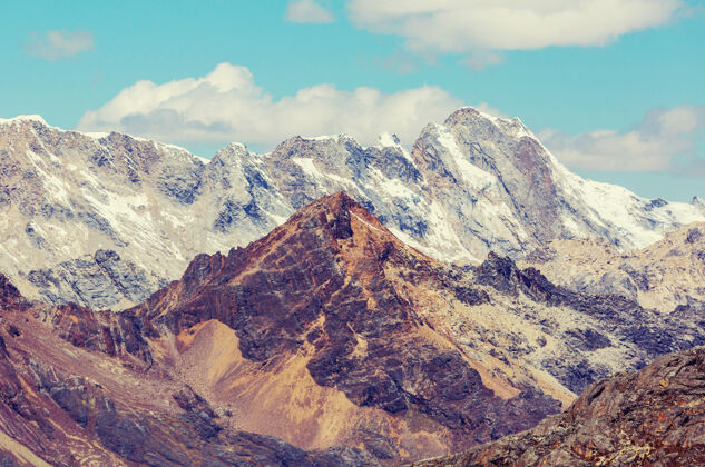 风景美丽的山脉风景在科迪勒拉华亚什 秘鲁 南美洲顶峰山峰美丽