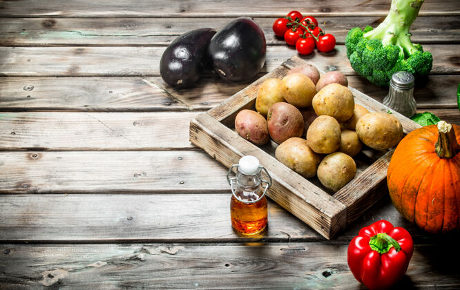 蔬菜有机食品成熟的蔬菜放在乡村的桌子上生的素食者杂货店