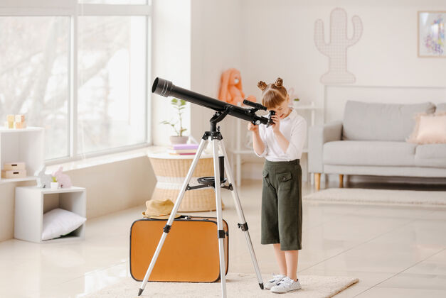 房子家里有望远镜的可爱小旅行者休闲望远镜航行