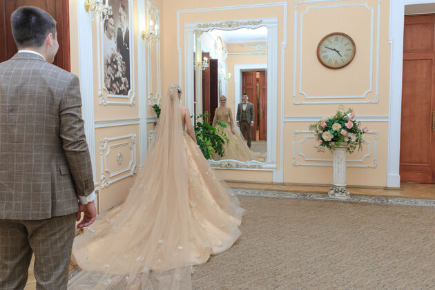 西装这对相爱的美丽夫妻婚礼登记处新婚夫妇在一个漂亮的房间里签名男人礼服