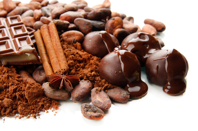 堆由巧克力糖 可可和香料组成 呈白色巧克力糖果吃