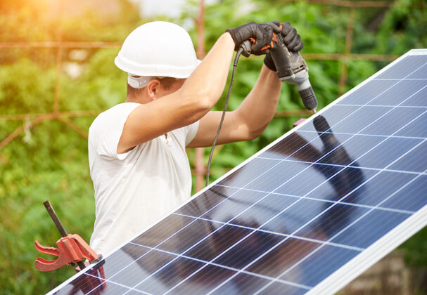 工人安装独立太阳能光伏板系统能源维护设备