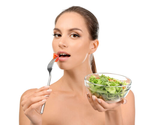 护理年轻的女人和新鲜蔬菜沙拉营养美丽女性