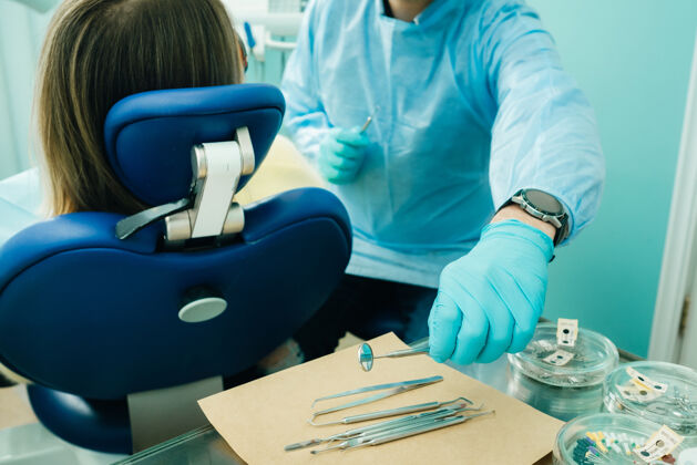 卫生在牙科诊所戴手套的牙医在工作前拿着工具工具配件检查