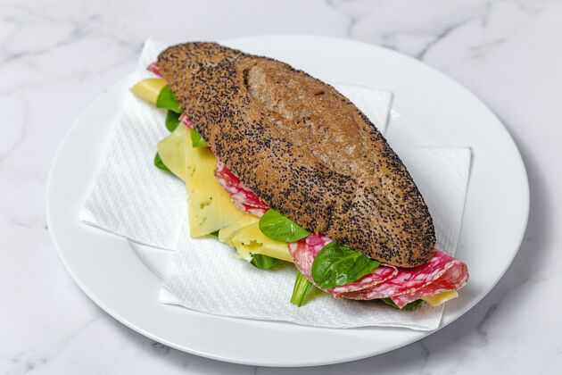 肉自制香肠三明治配生菜和芝士 配种子面包带走送食物无名小卒猪肉西红柿