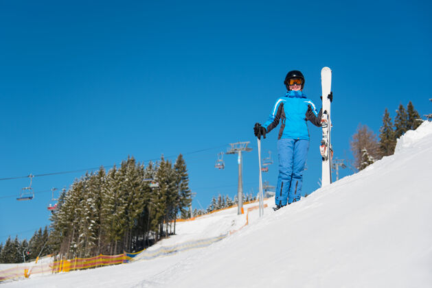 肾上腺素冬季滑雪场斜坡上的女滑雪者冻结生活方式电梯