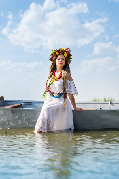 湖穿着民族服装的美丽女孩站在湖边女士站幻想