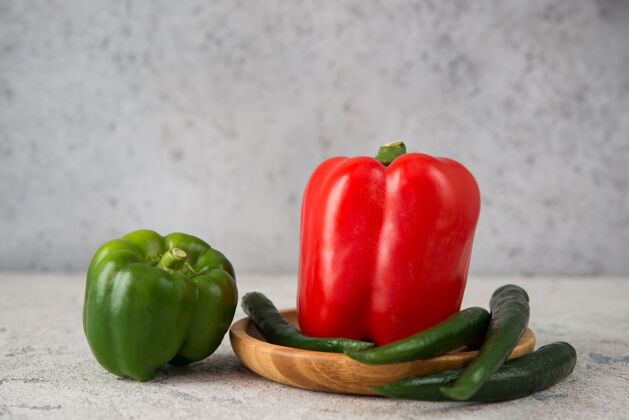 食物新鲜多汁的甜椒在灰色 选择性聚焦成熟生活方式五颜六色
