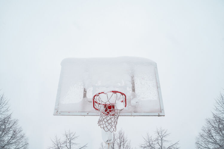 城市户外冰冻篮球的水平视图生态白天篮球