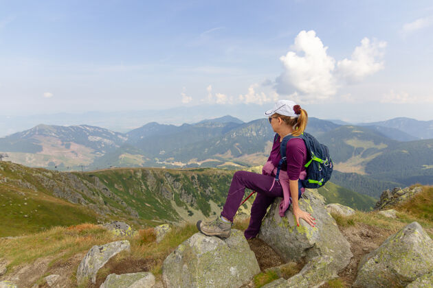 旅行穿着旅游服装的妇女凝视着山中的远方高塔特拉斯斯洛伐克自由宁静凝视
