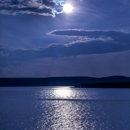 浪漫夜景湖 天空与戏剧性的云和满月海洋海夜晚