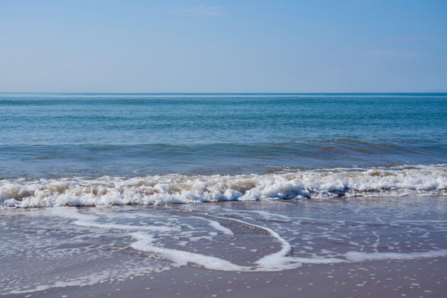 海浪地中海沙滩上的浪花带着泡沫越过地平线夏天天空季节