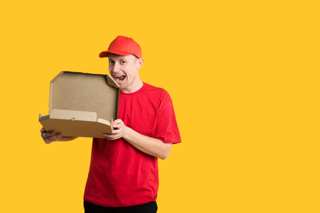 快乐穿着红色制服和黄色盒子的快乐送货员工人男人年轻人