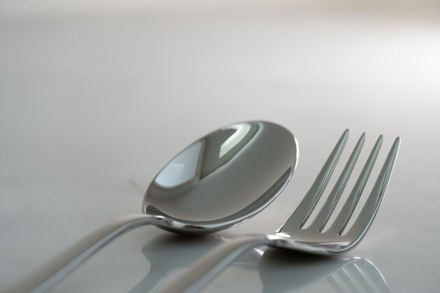 不锈钢白色大理石纹理的叉子和勺子背景.概念食物和餐具早餐餐具工具