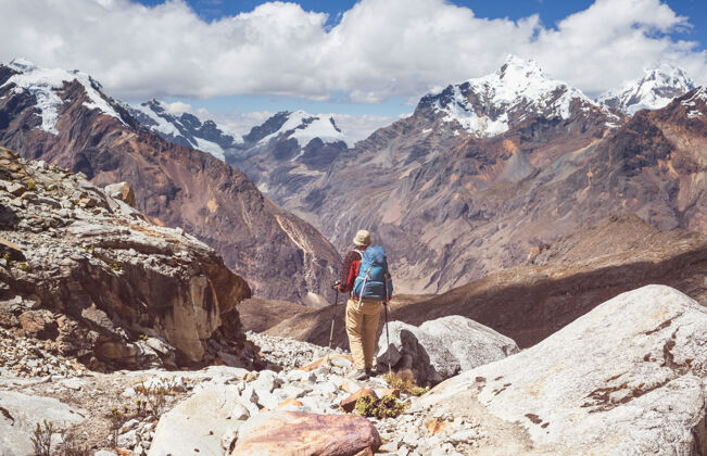 秘鲁秘鲁科迪勒拉山脉的徒步旅行场景野营露营地背包