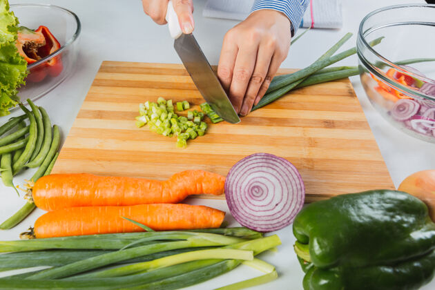 绿色特写手拿菜刀 切葱健康烹饪葱
