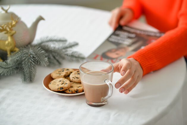 人美丽的年轻女子在家喝热巧克力圣诞夜 特写休闲舒适厨房