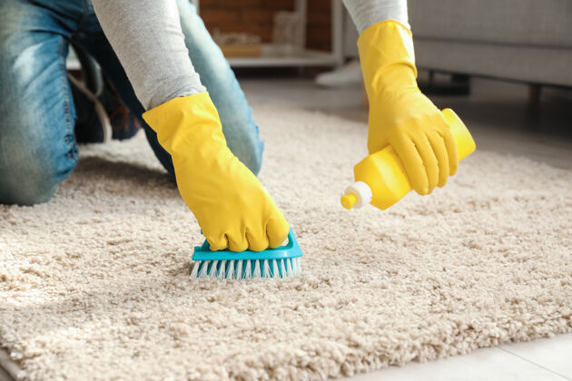看门人成熟男人在家清洗地毯 特写化学品公寓人