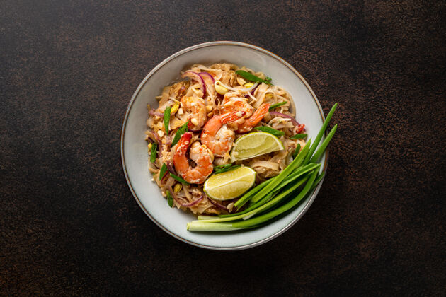 菜肴传统的泰国菜垫虾在黑暗的背景 俯视图泰式糕点面条酸橙