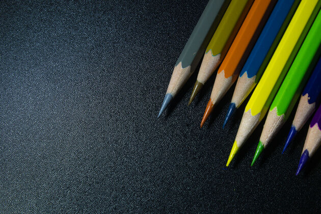 写作黑色的彩色铅笔线条颜色设备