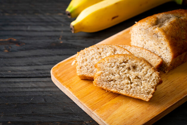 新鲜自制香蕉面包或香蕉蛋糕切片木板燕麦面粉