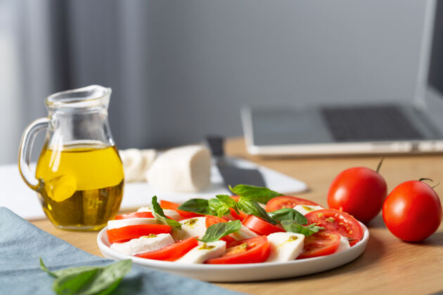 美味家常菜有人吗在网上看电脑烹饪课如何烹调卡普雷斯沙拉 是意大利著名的沙拉与新鲜西红柿 马苏里拉奶酪和罗勒房子在线大流行