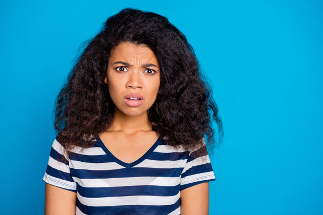 美国人困惑沮丧的美国黑人妇女感到焦虑紧张压力有罪鬼脸