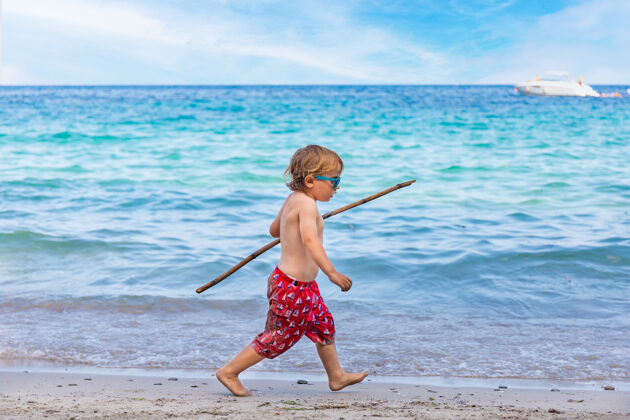 竹子男孩在海边的沙滩上玩竹子海滩男孩活跃
